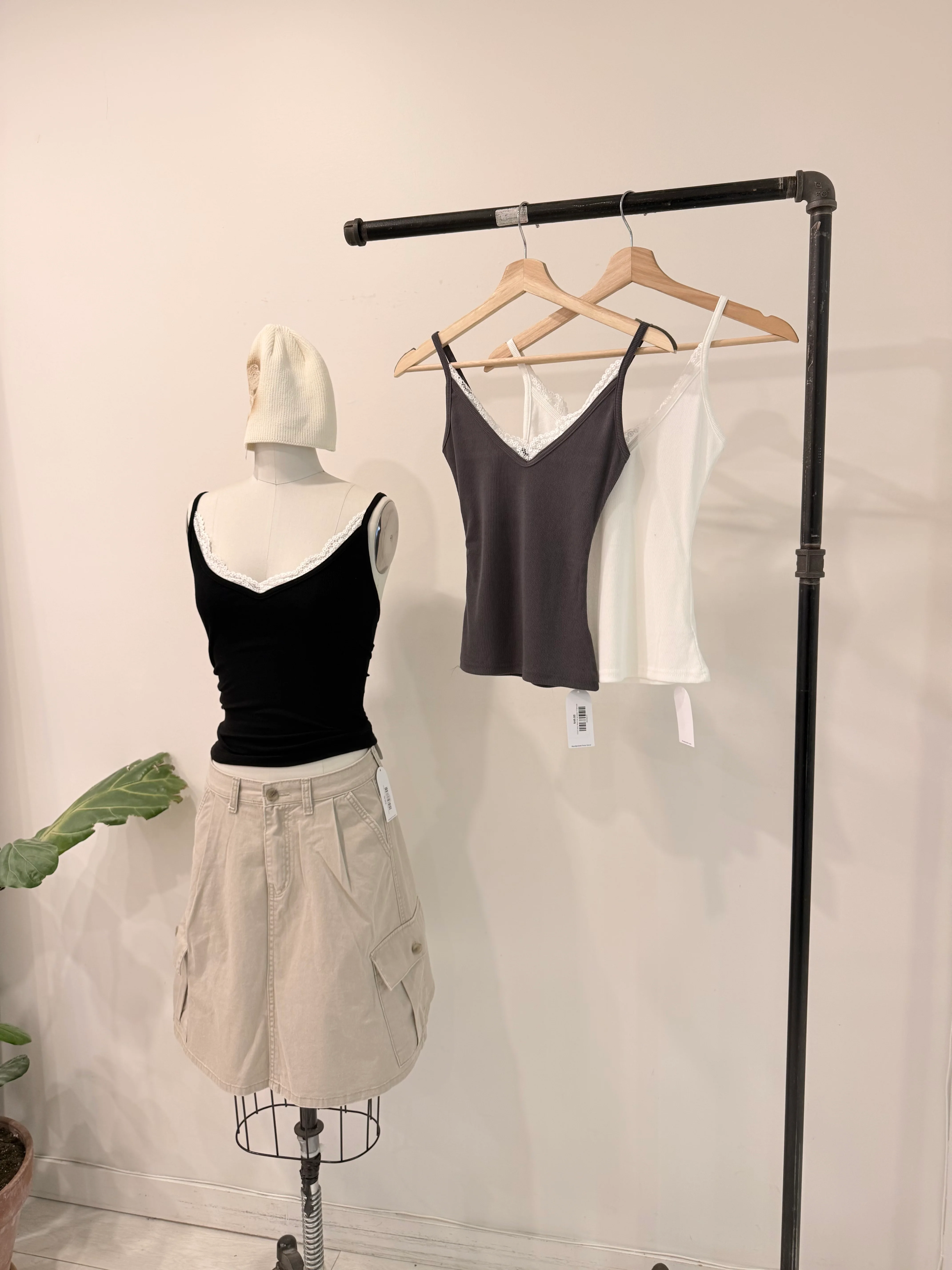 COLE Lacy neckline tanktop - Image 3