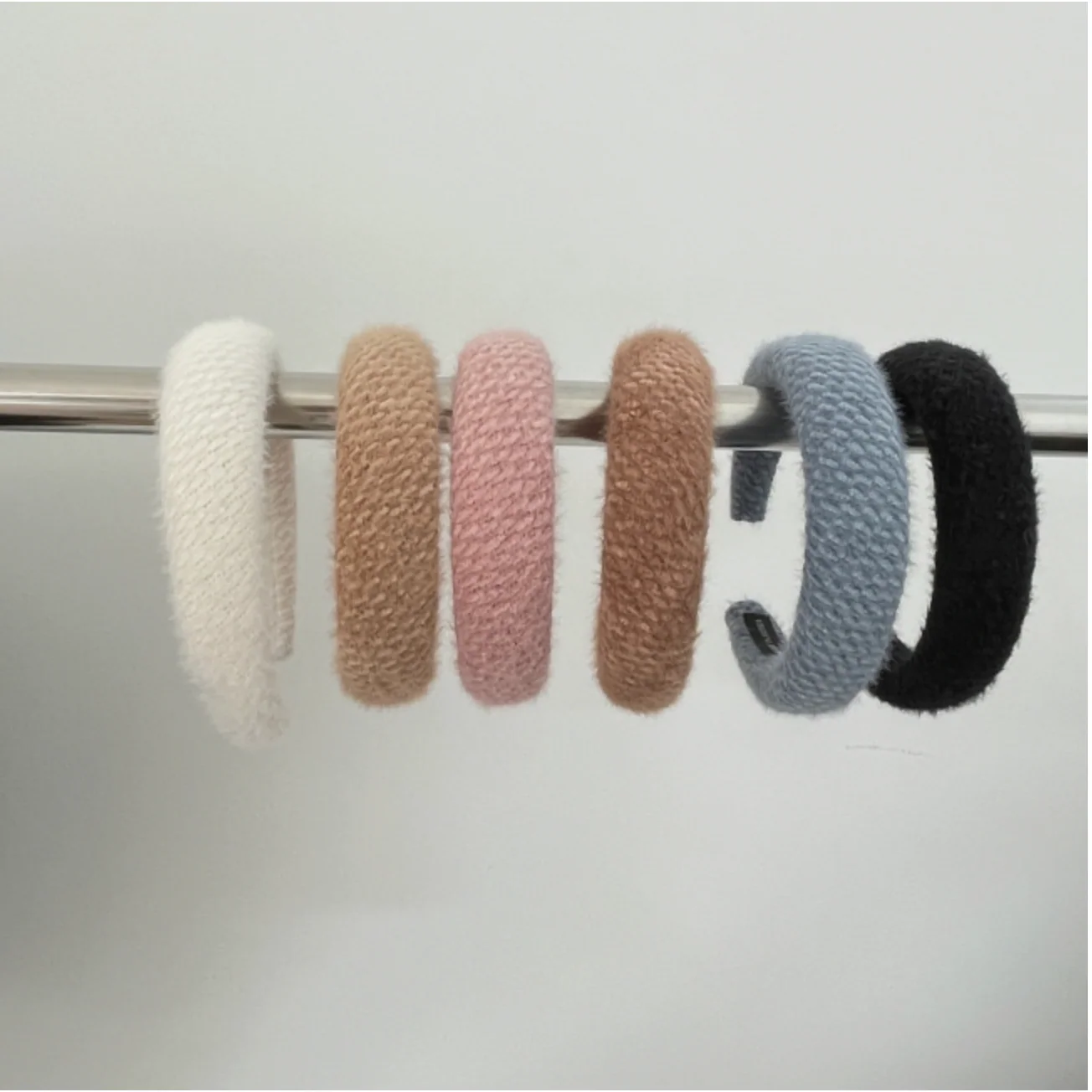 EMMA Padded fuzzy headband - Image 7
