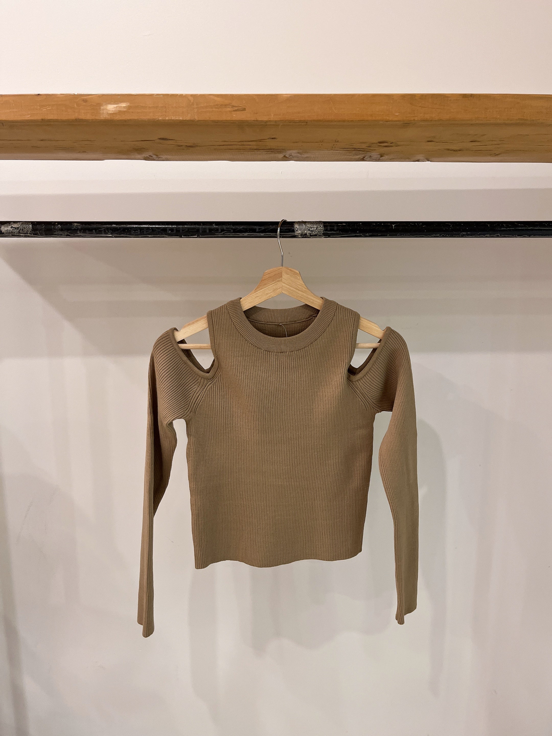 JINA Cutout top - Image 24