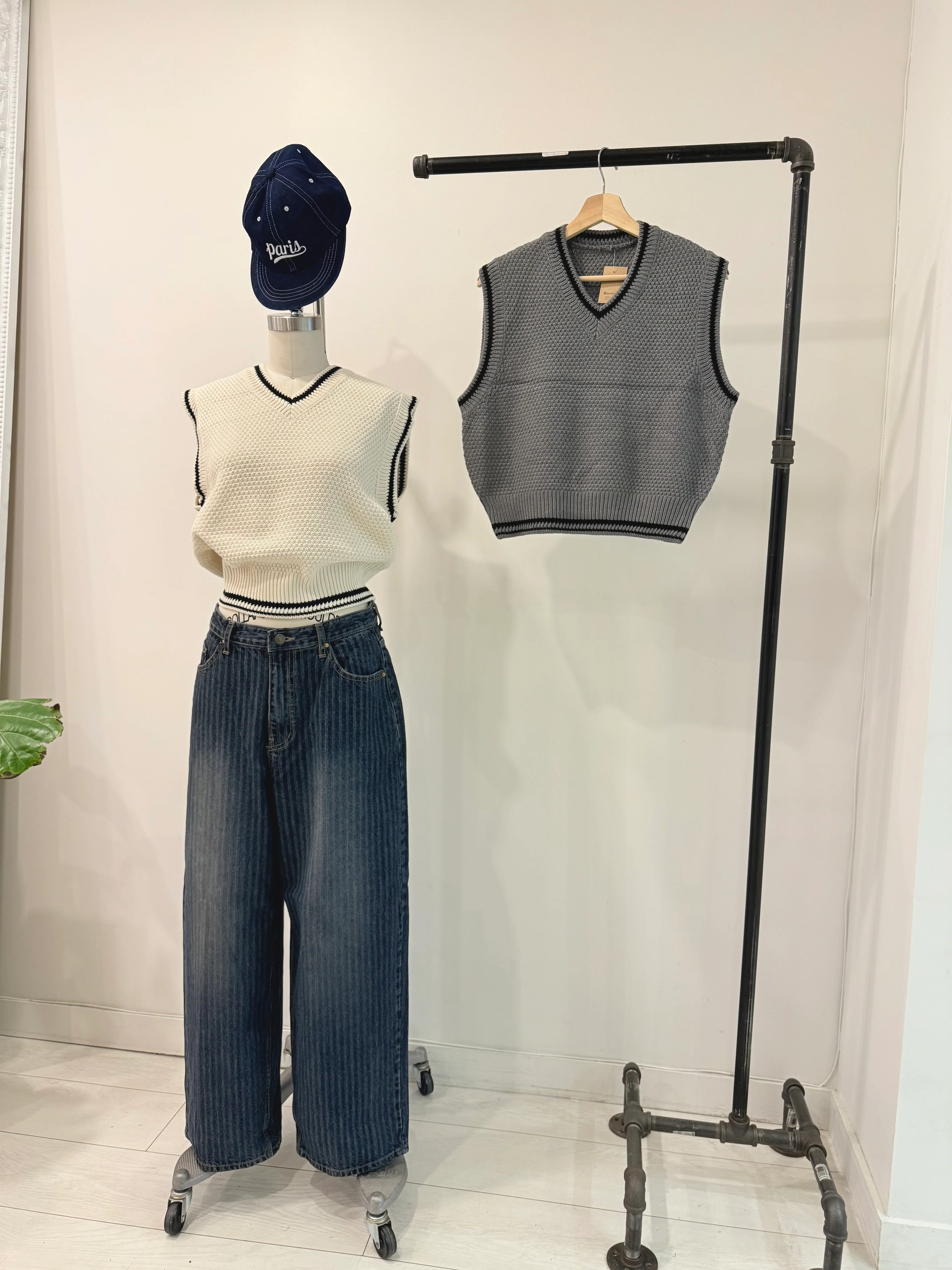 KIND Knit vest - Image 11