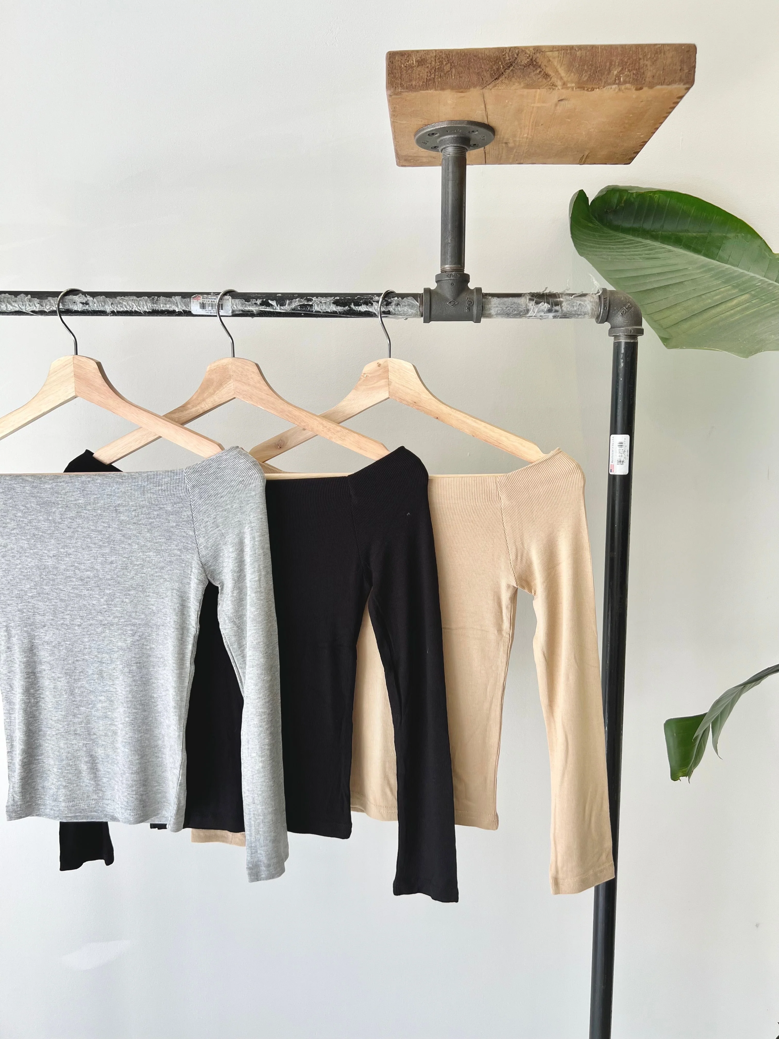 OMNI Off shoulder top - Image 11