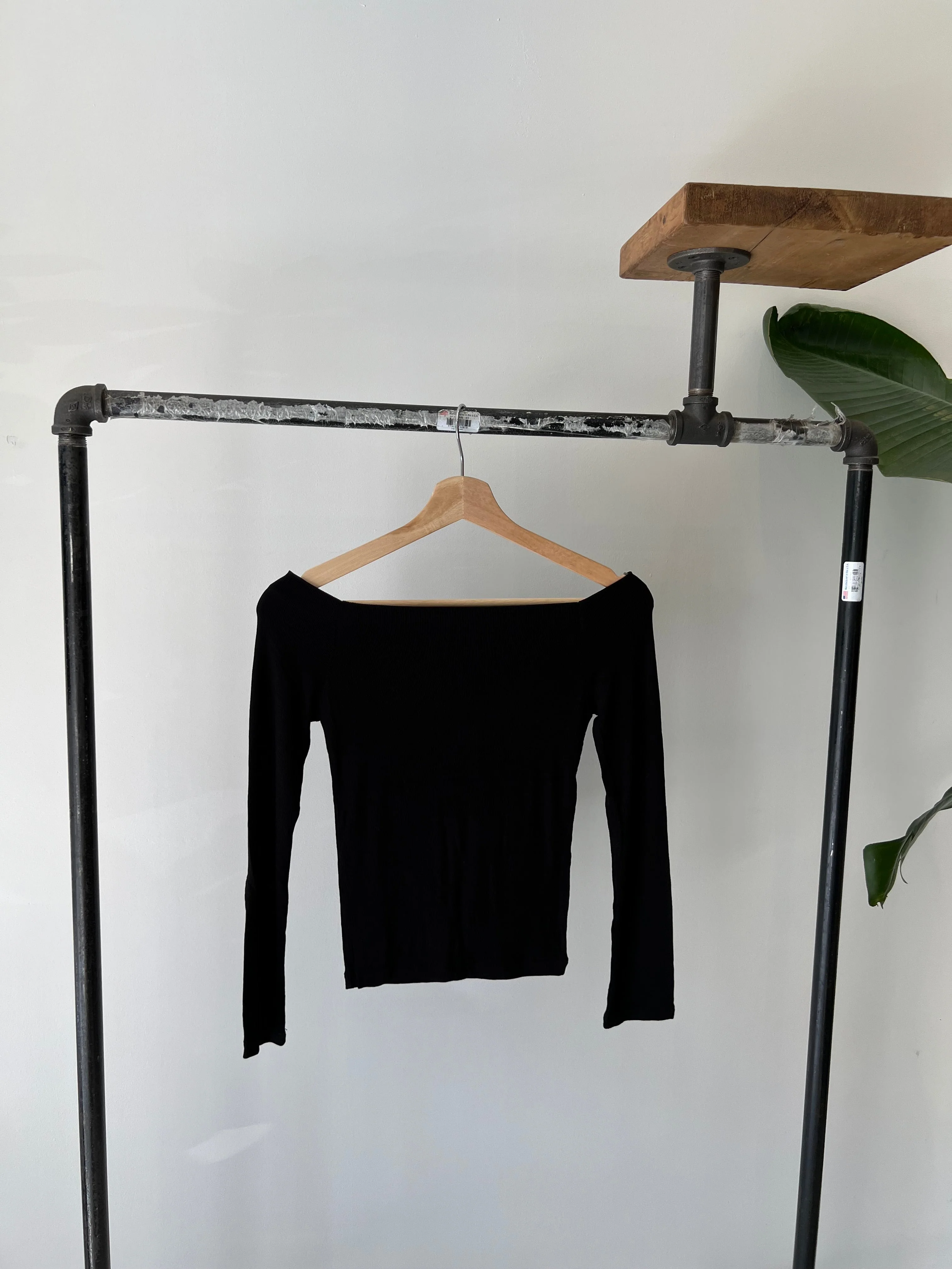 OMNI Off shoulder top - Image 15