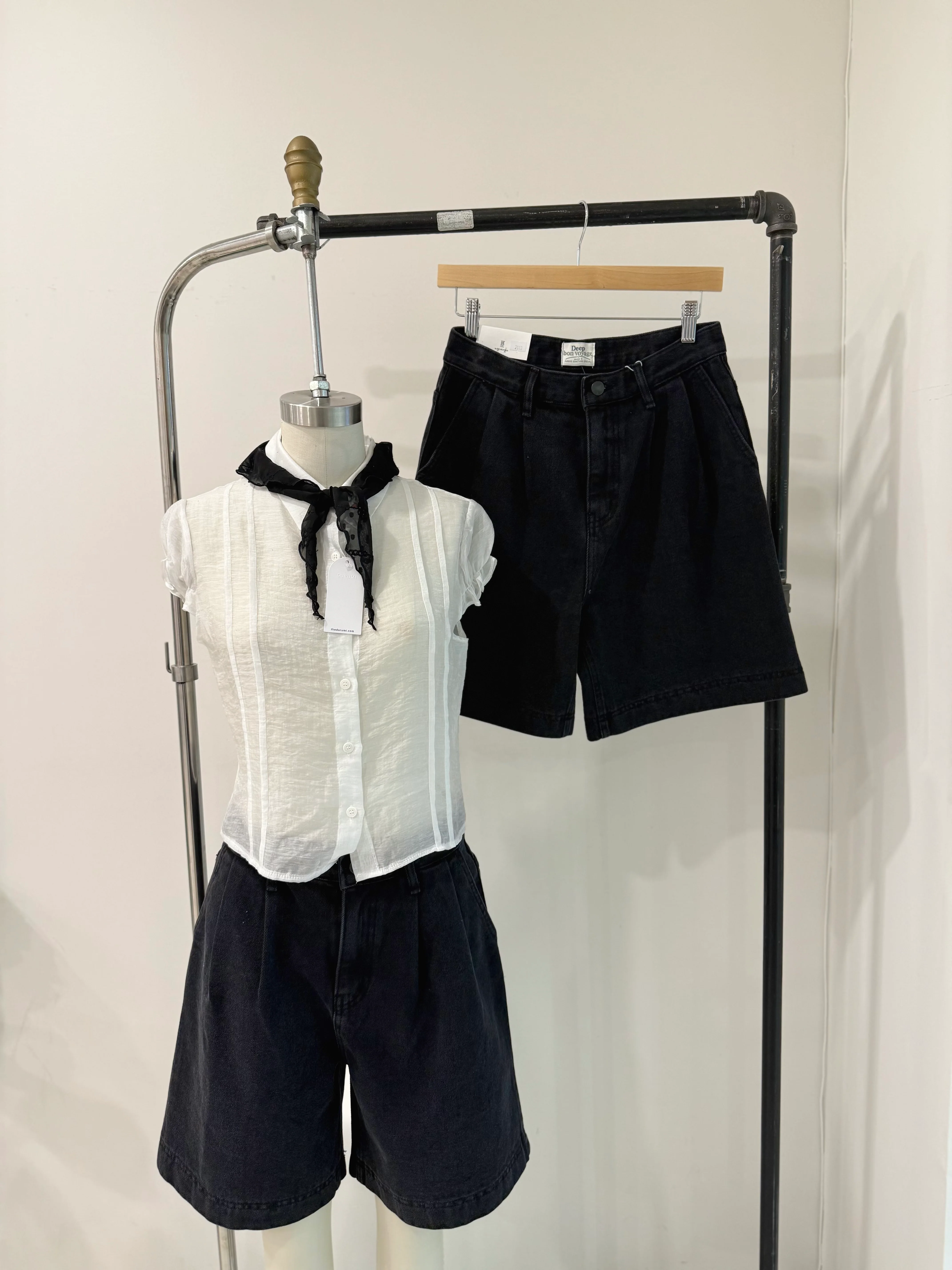 VOICE Black denim shorts - Image 14